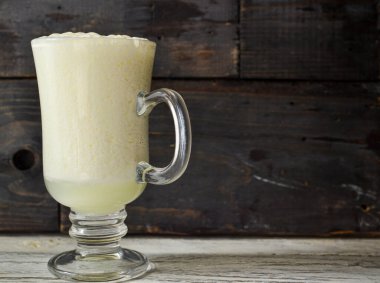 Bozuk süt. Kefir. Ayran. Cam şeffaf cam. Metin için boş alan. Koyu arkaplan.