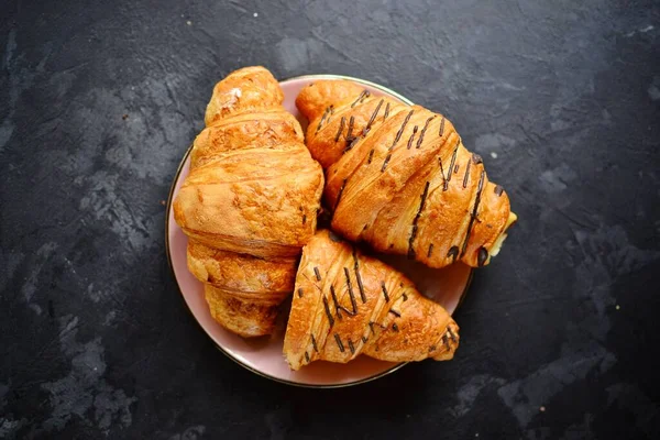 Croissants Fragantes Sobre Fondo Aislado Mesa Oscura Deliciosos Pasteles Dulces — Foto de Stock