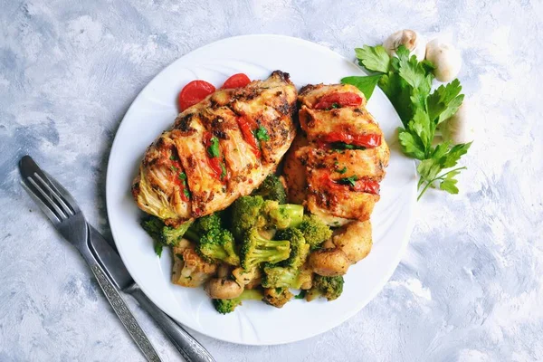 Filete Pollo Horno Brócoli Coliflor Pechuga Pollo Horno Pollo Tomate — Foto de Stock