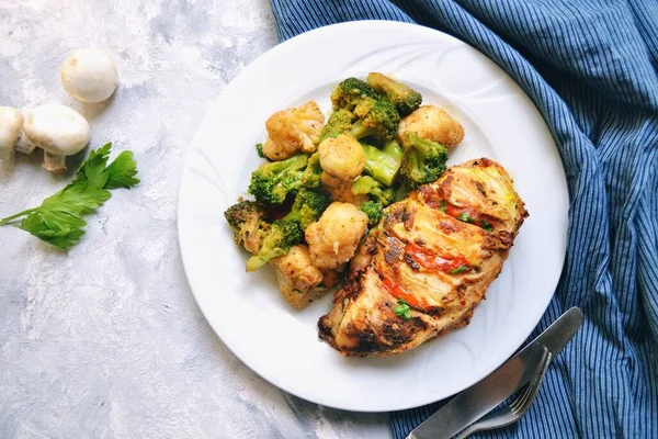 Daging Ayam Panggang Brokoli Dan Kembang Kol Dada Ayam Panggang — Stok Foto