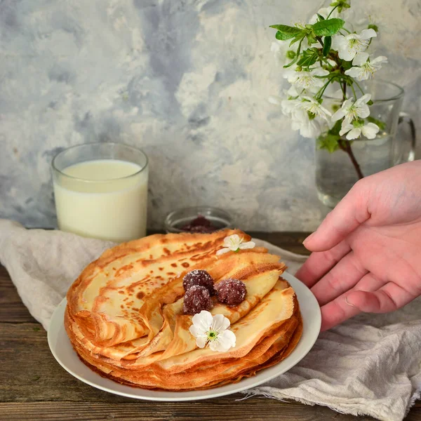 Dünne Pfannkuchen Mit Kirschen Pfannkuchen Einem Weißen Teller Holz Hintergrund — Stockfoto