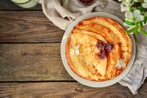 체리를 곁들인 팬케이크 접시에 있습니다 위에서 원문을 — 스톡 사진