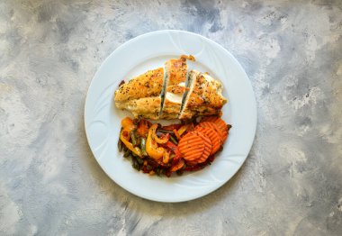 Pişmiş tavuk göğsü ve sebze. Hafif arkaplan. Üst Manzara. Metin Et Yemeği için boş yer. Beyaz tabakta yemek. Lezzetli ve sağlıklı bir yemek. İzole edilmiş