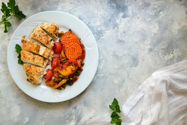 Pechuga Pollo Horno Con Verduras Fondo Claro Vista Superior Espacio —  Fotos de Stock