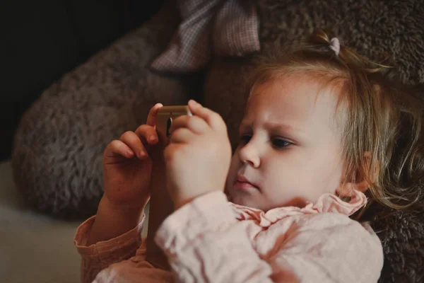 Güzel Küçük Kız Akıllı Telefondan Çizgi Film Izliyor Video Iletişimi — Stok fotoğraf