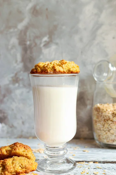 Galletas Avena Vaso Leche Sumerge Las Galletas Leche Fondo Madera —  Fotos de Stock