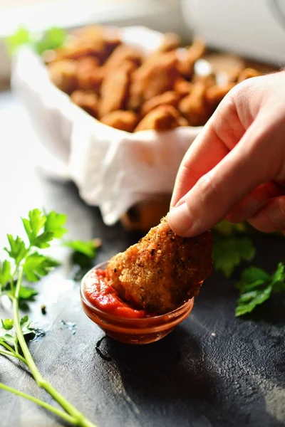 Nuggets Pollo Sobre Fondo Oscuro Pescado Parrilla Carne Masa Palitos —  Fotos de Stock