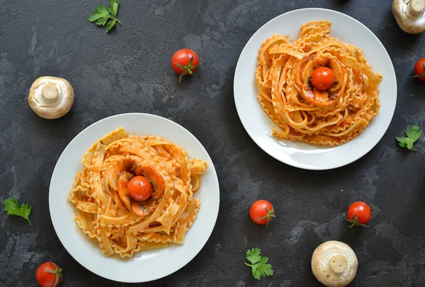 Pasta White Plate Pasta Tomato Sauce Mushrooms Cherry Tomatoes Dark — Stock Photo, Image