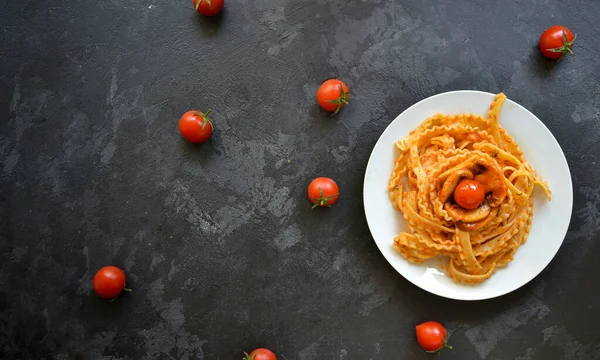 白盘里的意大利面 番茄酱意大利面 樱桃西红柿蘑菇 黑暗的背景从上面看自由的文字空间 好吃的食物 — 图库照片