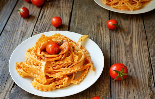 Pasta Plato Blanco Pasta Con Salsa Tomate Champiñones Con Tomates — Foto de Stock