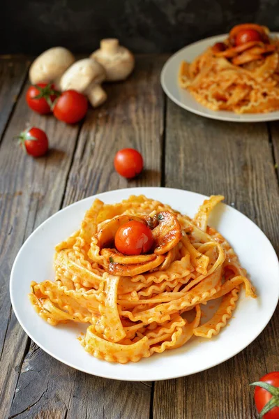 Pasta White Plate Pasta Tomato Sauce Mushrooms Cherry Tomatoes Wooden — Stock Photo, Image