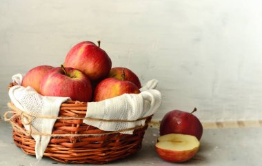 Sepette kırmızı elmalar. Hasır bir sepette olgun elmalar.