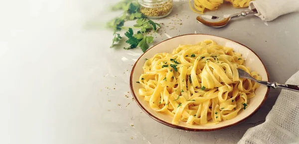 Pastas Italianas Plato Con Tenedor Fettuccini Pasta Con Queso Crema — Foto de Stock