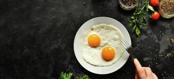Huevos Fritos Plato Blanco Hermosos Huevos Fritos Sabroso Desayuno Vista —  Fotos de Stock