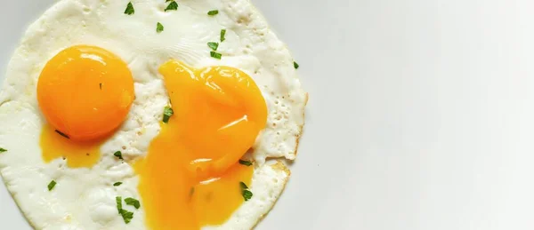 Gefrituurde Eieren Een Bord Een Dooier Close Lekker Ontbijt Ontbijten — Stockfoto