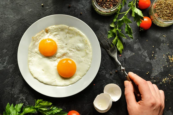 Mujer Come Huevos Fritos Para Desayuno Tiene Tenedor Huevos Fritos —  Fotos de Stock