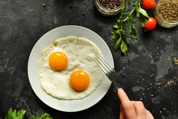 Mujer Come Huevos Fritos Para Desayuno Tiene Tenedor Huevos Fritos —  Fotos de Stock