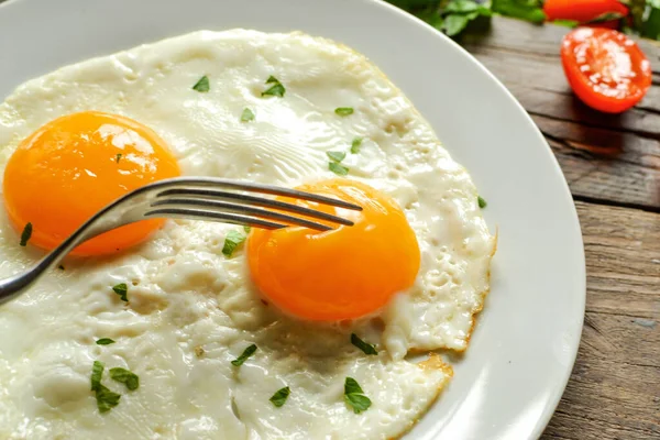Huevos Fritos Plato Primer Plano Yema Sabroso Desayuno Desayuno Huevos —  Fotos de Stock