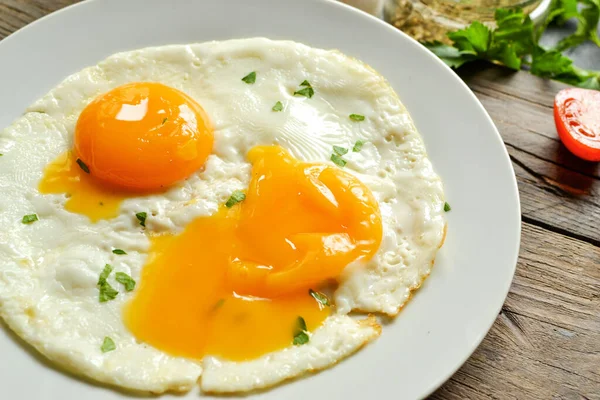 Τηγανητά Αυγά Ένα Πιάτο Κοντινό Πλάνο Yolk Νόστιμο Πρωινό Ορεκτικό — Φωτογραφία Αρχείου