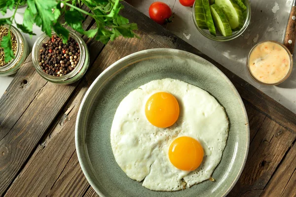 Sabrosos Huevos Fritos Para Desayuno Huevos Fritos Plato Sobre Fondo —  Fotos de Stock