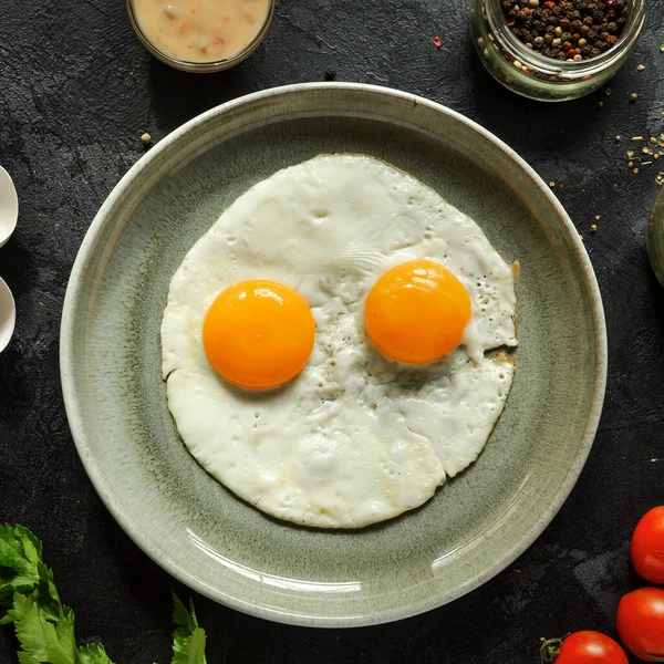 Huevos Fritos Plato Hermosos Huevos Fritos Sabroso Desayuno Vista Superior —  Fotos de Stock
