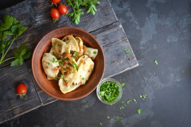 Patates dolgulu börek. Kil tabakta hamur köftesi. Üst Manzara. Metin için boş alan.