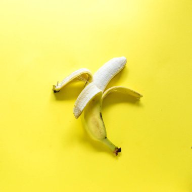 Parlak sarı arka planda muzlar. Minimalizm.