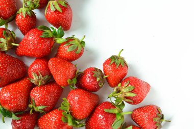 Minimum gıda konsepti. Beyaz arka planda çilekler. Üst Manzara. Metin için boş alan. Lezzetli meyveler.