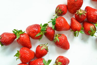 Minimum gıda konsepti. Beyaz arka planda çilekler. Üst Manzara. Metin için boş alan. Lezzetli meyveler.