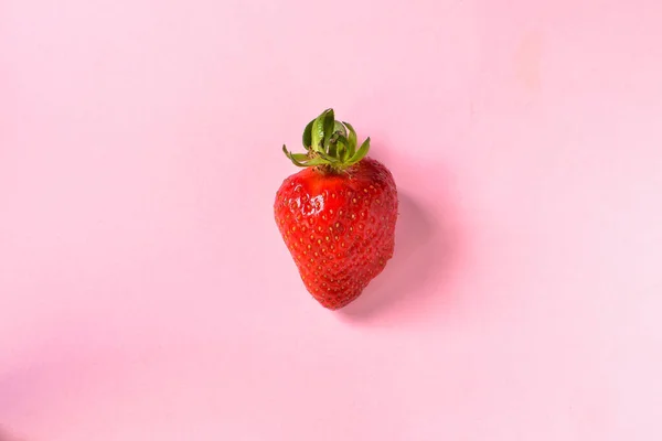 Minimaal Voedselconcept Aardbeien Een Roze Achtergrond Eén Aardbei Geïsoleerd Bovenaanzicht — Stockfoto