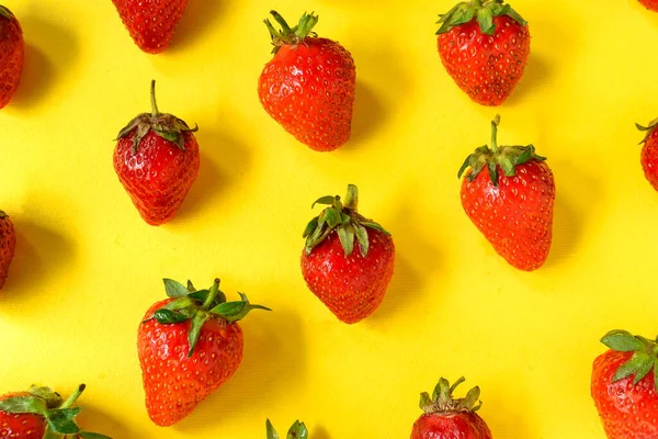 Minimaal Voedselconcept Aardbeien Een Gele Achtergrond Bovenaanzicht Vrije Ruimte Voor — Stockfoto