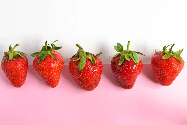 Minimaal Voedselconcept Aardbeien Een Witte Roze Achtergrond Vijf Aardbeien Geïsoleerd — Stockfoto