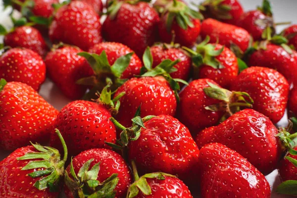 Minimaal Voedselconcept Aardbeien Een Witte Achtergrond Bovenaanzicht Sluit Maar Smakelijke — Stockfoto