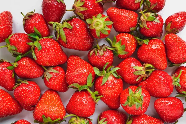 Minimaal Voedselconcept Aardbeien Een Witte Achtergrond Bovenaanzicht Sluit Maar Smakelijke — Stockfoto
