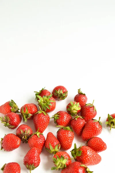 Minimaal Voedselconcept Aardbeien Een Witte Achtergrond Bovenaanzicht Vrije Ruimte Voor — Stockfoto