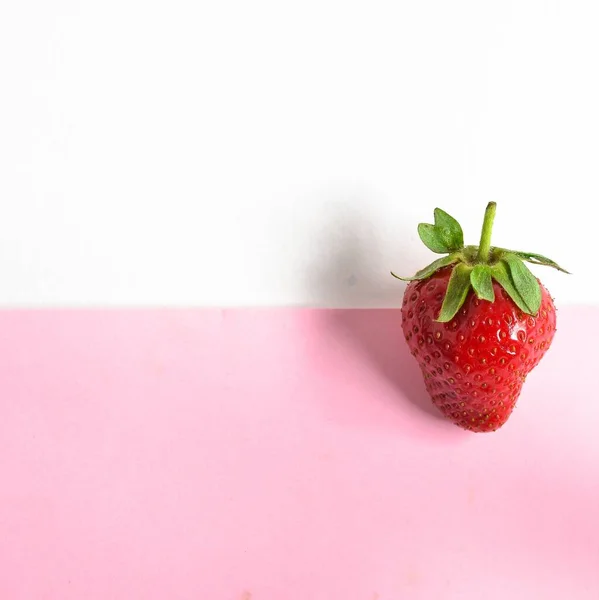 Minimaal Voedselconcept Aardbeien Een Witte Roze Achtergrond Eén Aardbei Geïsoleerd — Stockfoto