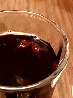 Bardakta sıcak şarap. 