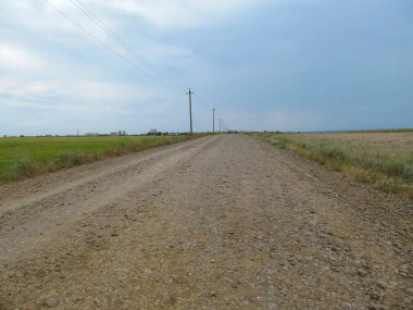 Çayırlarda çakıl yolu.