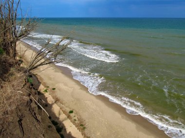 Yüksekten deniz kıyısı.