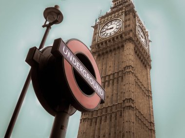 Londra metrosu ve Big Ben.
