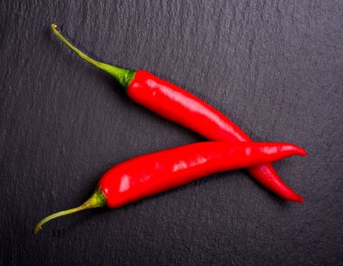 Siyah arka planda taze Chili biberi. Yakın plan.