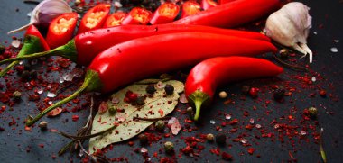 Siyah arka planda taze Chili biberi. Yakın plan.