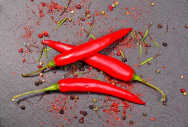 Siyah arka planda taze Chili biberi. Yakın plan.