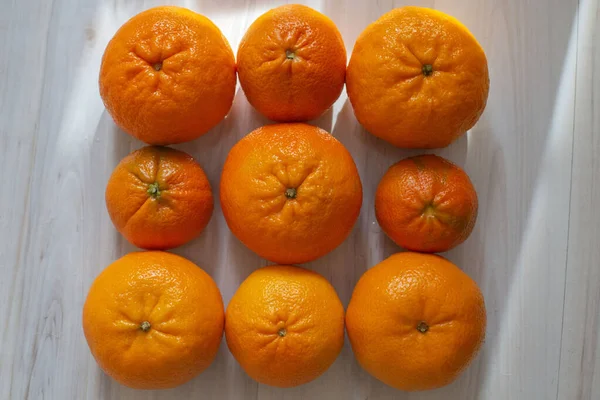 Оранжевые Мандарины Белом Полу — стоковое фото