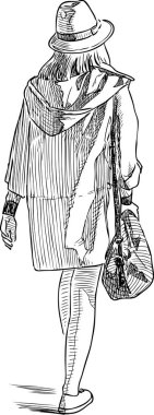 Şapkalı bir genç kadın bir yürüyüş için gidiyor