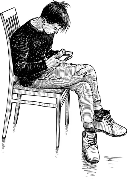 Schizzo Ragazzo Adolescente Seduto Sulla Sedia Guardando Suo Telefono Cellulare — Vettoriale Stock