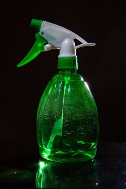 Siyah bir arkaplanda çiçekler için yansıtma