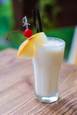 Yeşil arka plandaki restoranda kavunlu kuyruk.