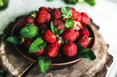 Ahşap tezgahta naneli çilekler