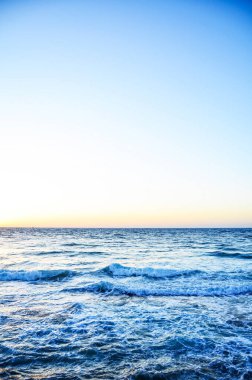 Akdeniz 'in mavi sularının üzerindeki mavi gökyüzü.